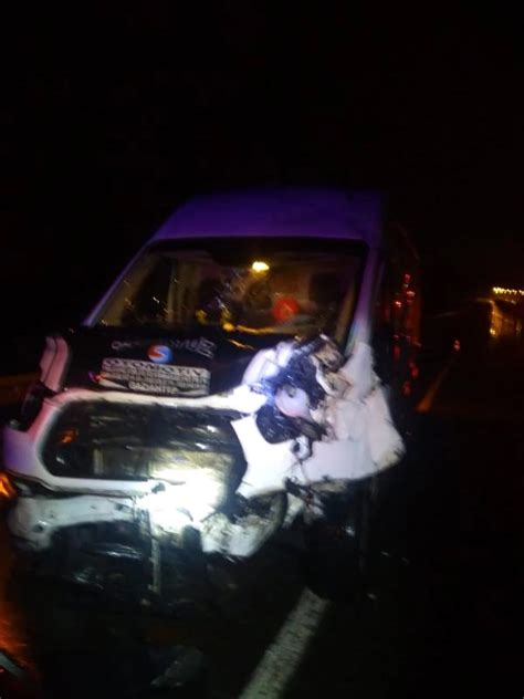 O­t­o­m­o­b­i­l­ ­k­a­r­ş­ı­ ­y­ö­n­d­e­n­ ­g­e­l­e­n­ ­m­i­n­i­b­ü­s­e­ ­ç­a­r­p­t­ı­:­ ­4­ ­y­a­r­a­l­ı­ ­-­ ­Y­a­ş­a­m­ ­H­a­b­e­r­l­e­r­i­